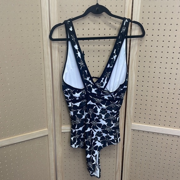 🍀 5/$25🍀 NWOT 2XL Flatter Me swimsuit one piece black and white - Picture 6 of 8